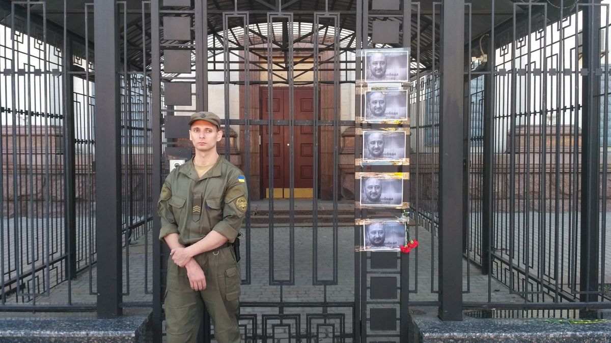 Возле посольства РФ наклеили портреты убитого журналиста Бабченко. Фото: facebook.com/Roman Petushkov