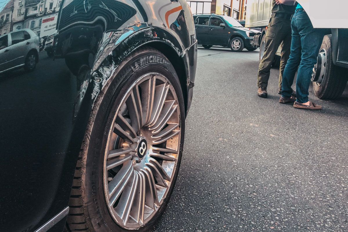 В Киеве автозак столкнулся с Bentley. Фото: Информатор