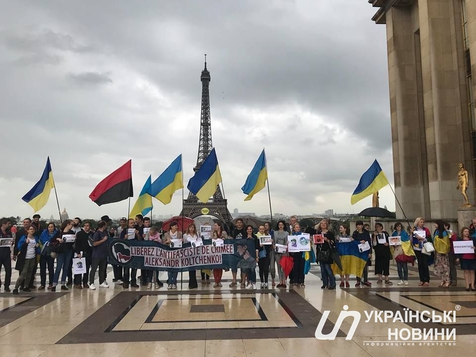 Акция в поддержку Сенцова в Париже. 