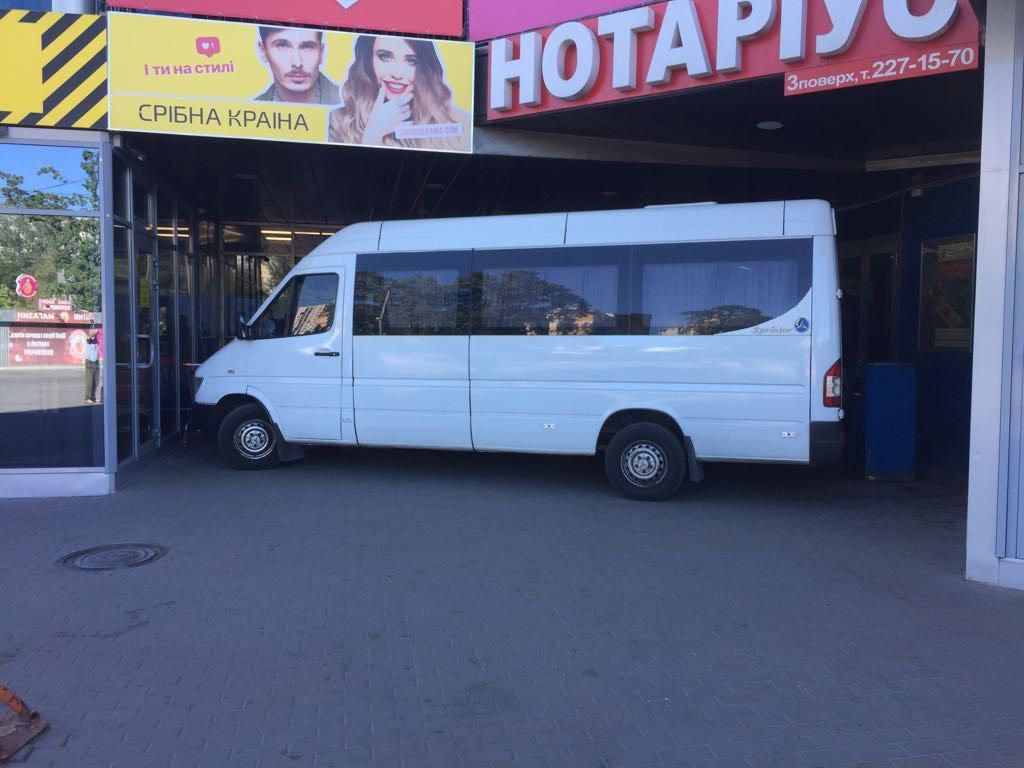 Неизвестные перекрыли входы в ТЦ 