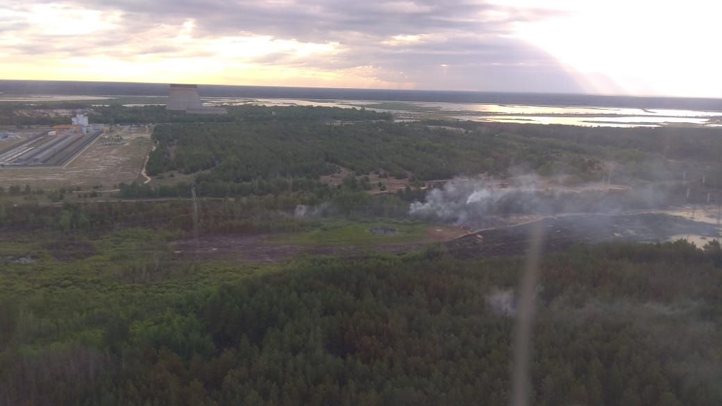 В Чернобыльской зоне продолжают тушить пожар. Фото: ГосЧС 