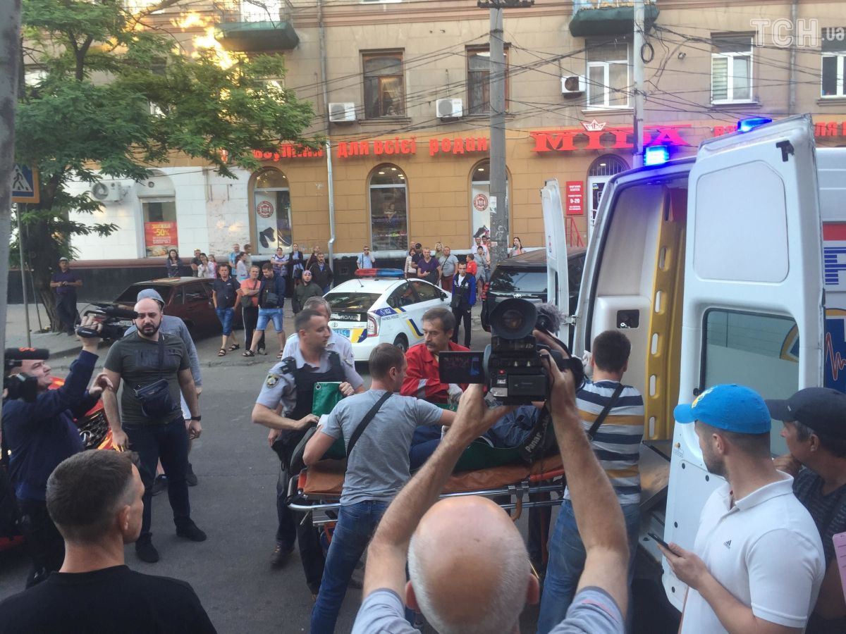 Два злоумышленника, вооруженных огнестрельным оружием с глушителем, решили ограбить пункт обмена валют, однако в результате попали в больницу. Фото: tsn.ua