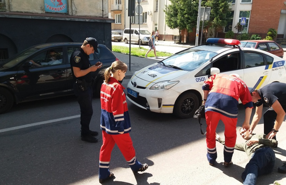 У 48-летнего мужчины множество ушибов и ссадин. Фото: ZaxidNet
