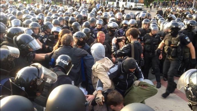 Драка между националистами и полицией. Фото: УП