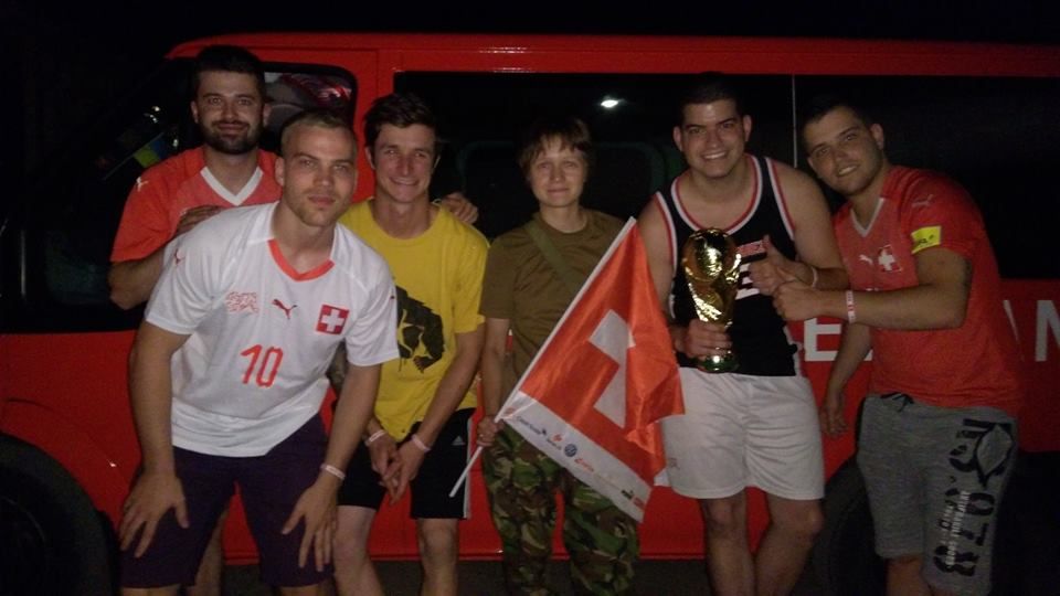 Швейцарские фанаты почти попали на передовую на Донбассе. Фото: Facebook/Анна Домбровская 