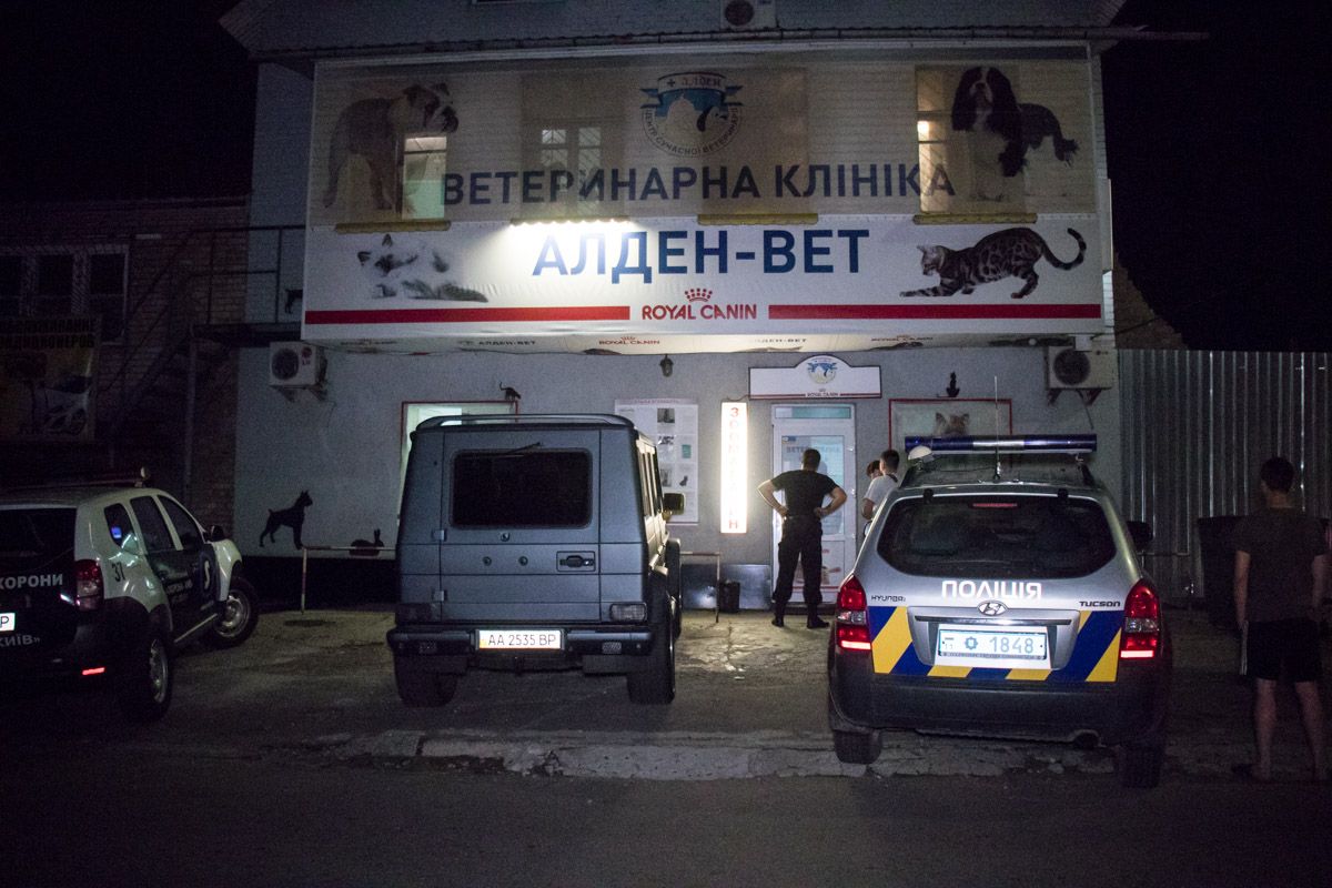Поліція прибула слідом за охороною після сигналу на 