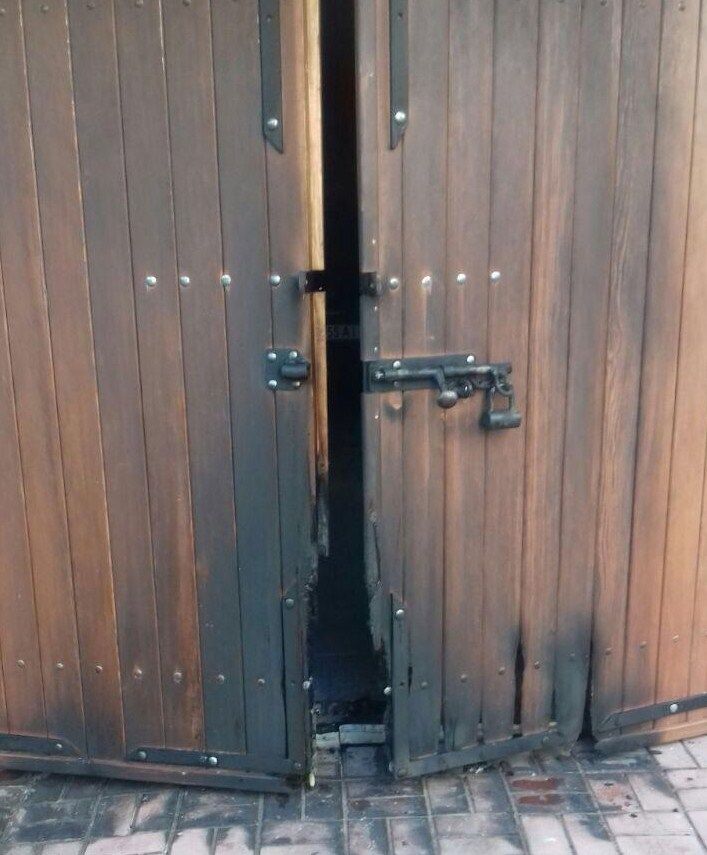 На Ровенщине попытались сжечь гараж мэра. Фото: Нацполиция.
