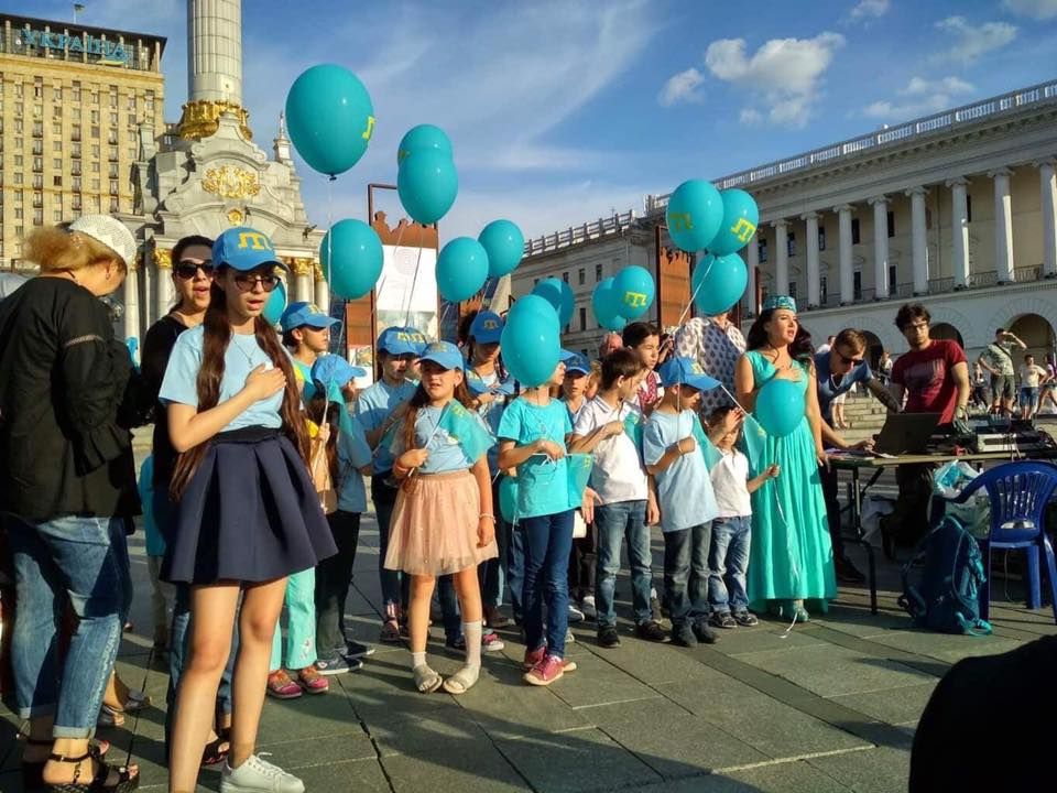 В Киеве отпразднывали День крымскотатарского флага. Фото: Мининформполитики 