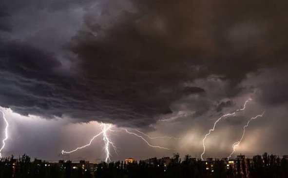 Молния в Запорожье. Фото: Инстаграм/sаnya.zp