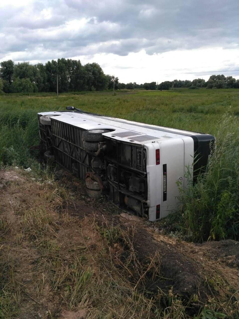 Повідомляється, що 6 пасажирам знадобилася медична допомога. Фото: rivne.dsns.gov.ua
