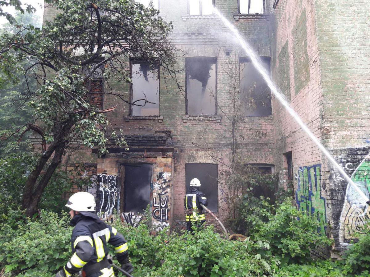 Причина возникновения пожара выясняется. Фото: kyiv.dsns.gov.ua