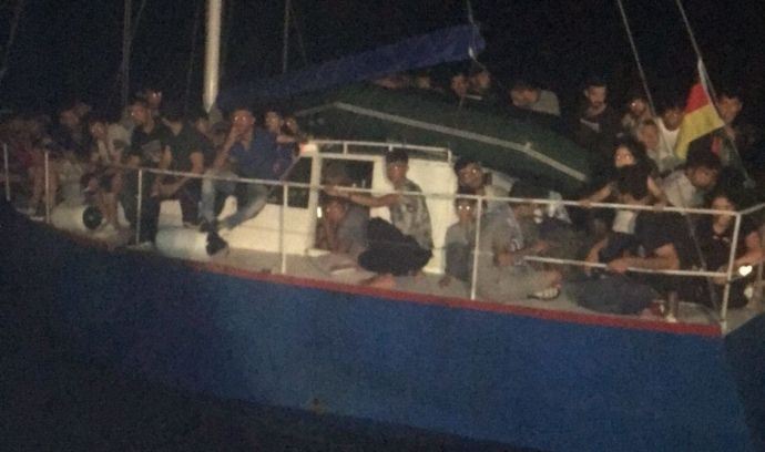 На борту судна находился 71 гражданин, в том числе 8 женщин и 15 детей, которых переправляли из Турции. Фото: Госпогранслужба