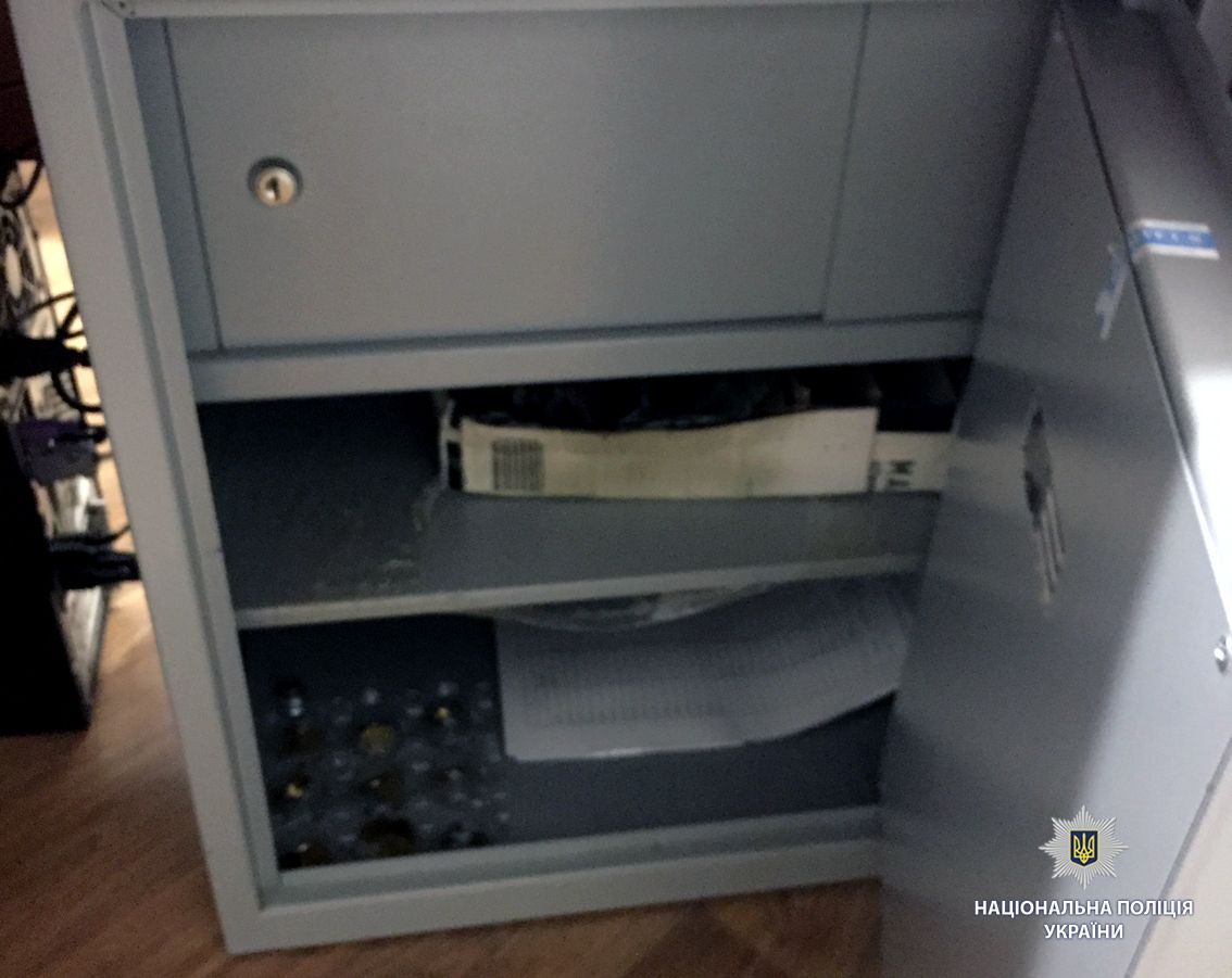 Студент хотел украсть около 20 000 гривен. 