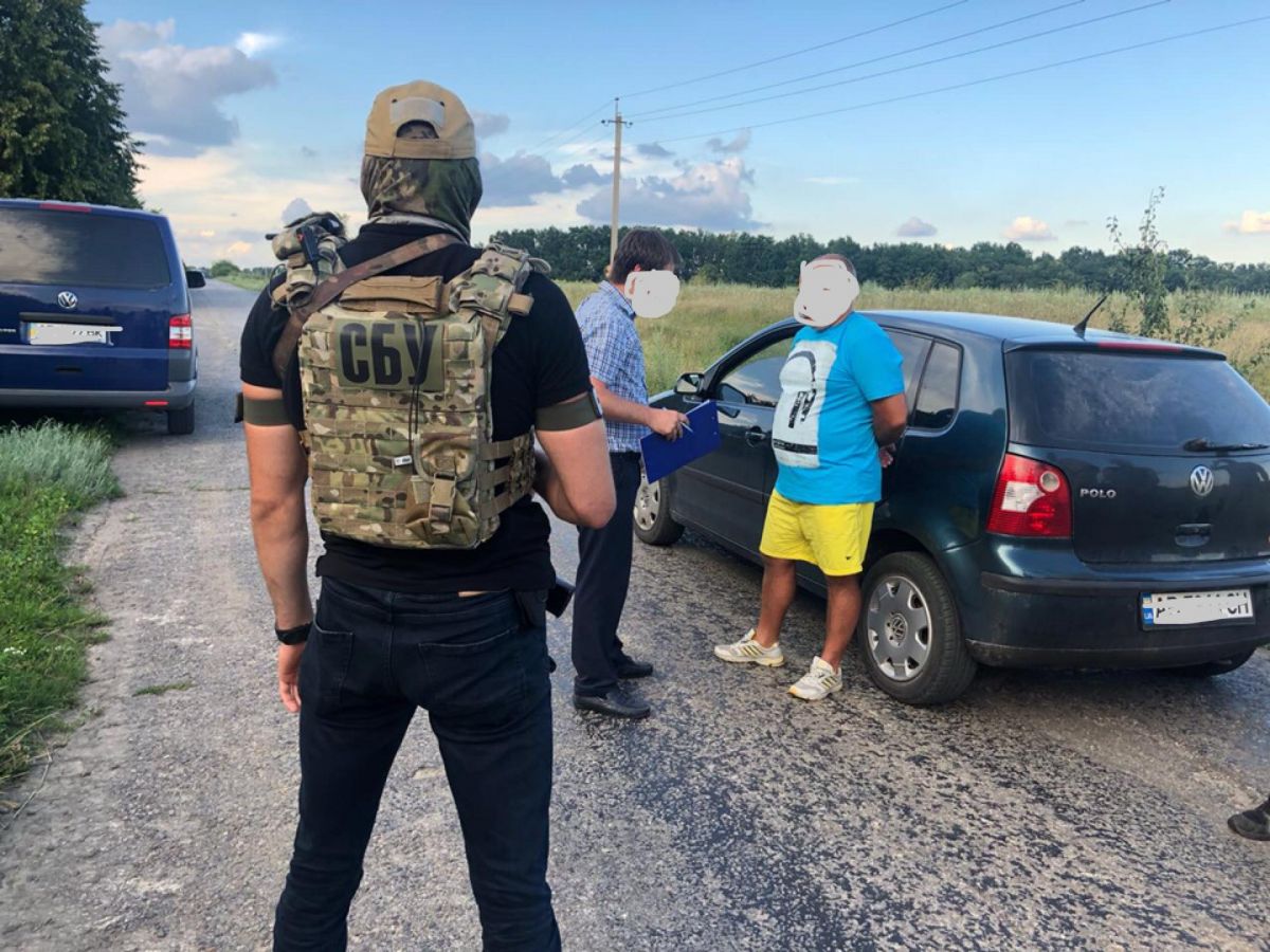Задержание руководителя главного управления ГФС в Винницкой области.
Фото: facebook/Лариса Сарган