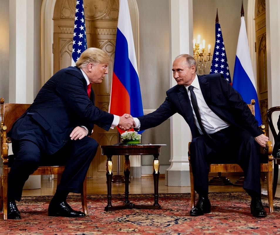 Путин крепко вцепился в стул, пожимая руку Трампу. Фото Instagram/realdonaldtrump