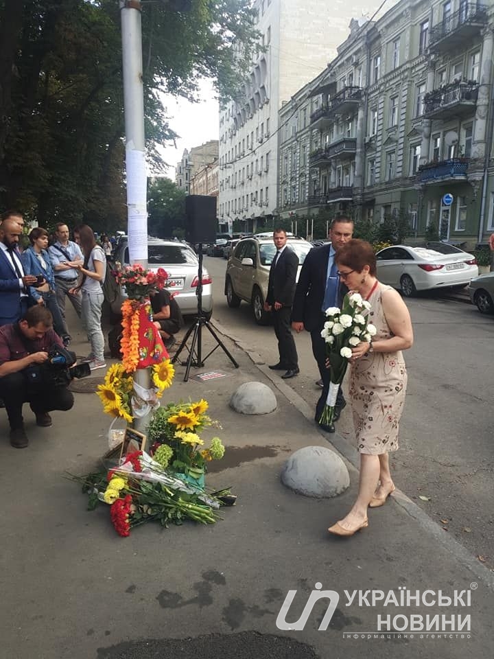 Посол США в Украине Мила Йованович почтила память Шеремета. Фото: facebook/ Ирина Ромалийская