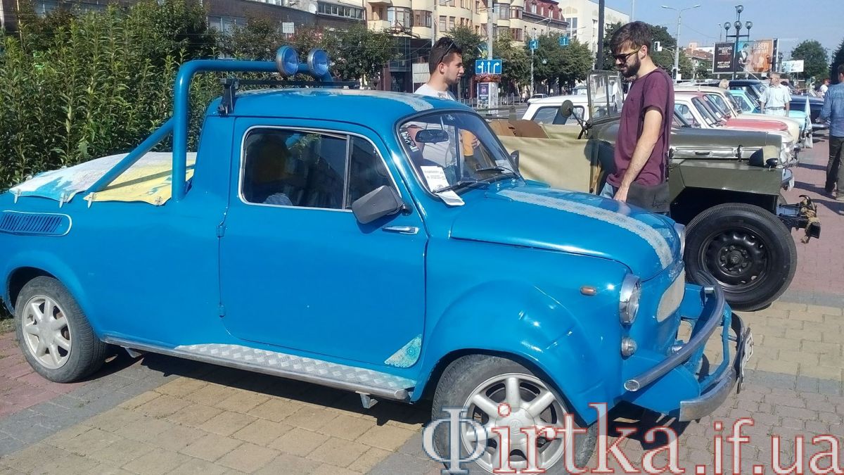 гонщик провел показательный дрифт-заезд