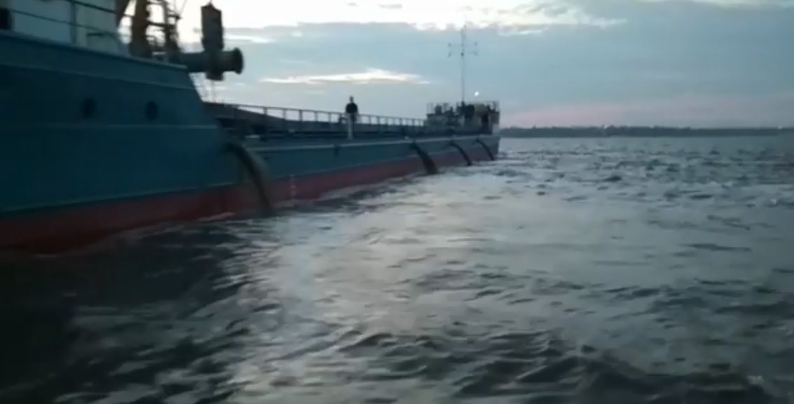 Судна сливают в море непонятное темно-серое вещество. Фото: ochakiv.net