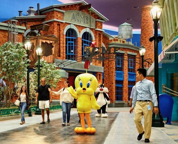 В парку розваг можна зустріти різних казкових персонажів. Фото: wbworldabudhabi.com