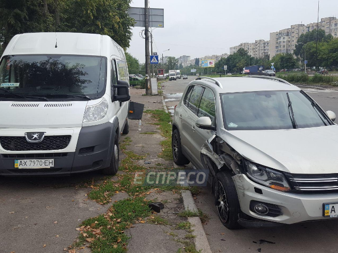 От удара Volkswagen отбросило на дорогу, а женщина осталась лежать под автобусом. Фото: Еспресо