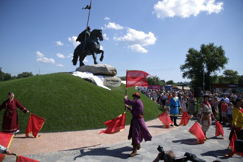 Высота памятника с постаментом - 12 метров, а позировал для создания скульпторы Василий Вирастюк. Фото: vesti-ukr.com