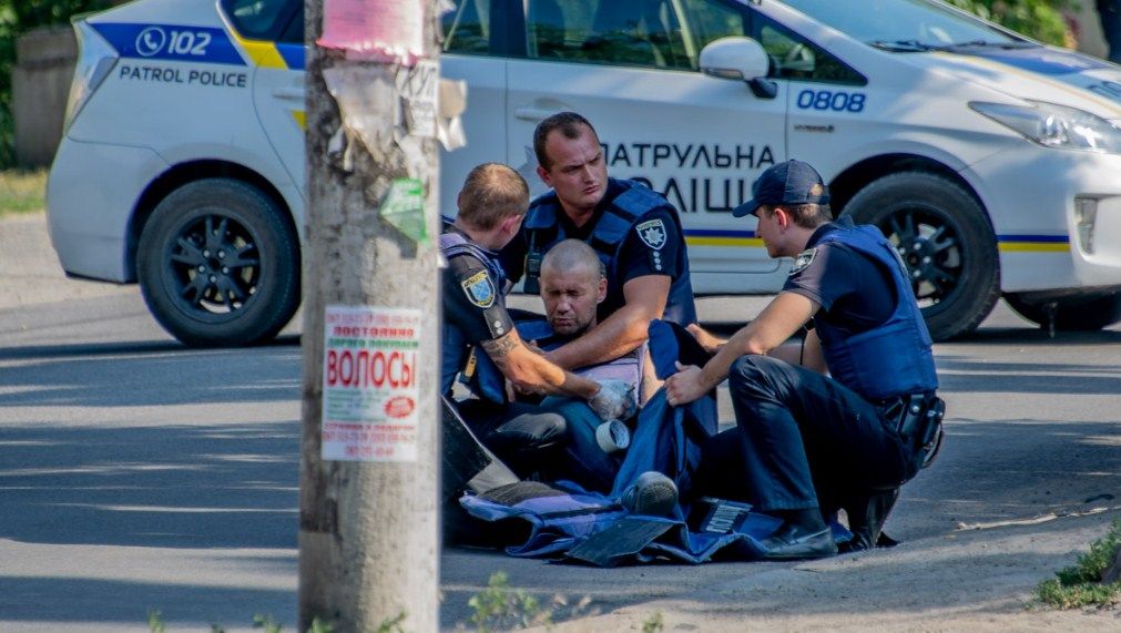 Даже вдвоем полицейскому и мужчине было тяжело удержать спусковой механизм. Фото: Информатор