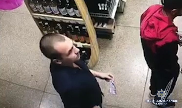Национальная полиция просит общественность помочь ей в установлении личности еще одного подозреваемого в нападении на исполняющего обязанности управляющего делами мэрии Херсона Екатерину Гандзюк.
Об этом сообщил на брифинге глава Нацполиции Сергей Князев, передают Українські Новини. 
