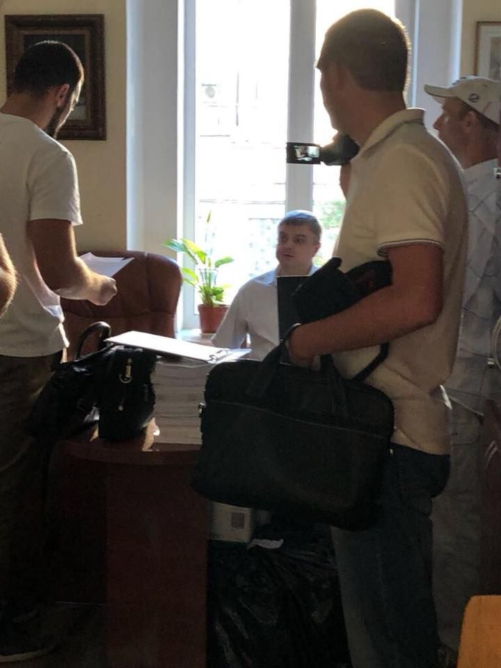 Генинспекция затримала на гарячому старшого слідчого ГПУ. Фото: facebook.com/LlutsenkoYuri