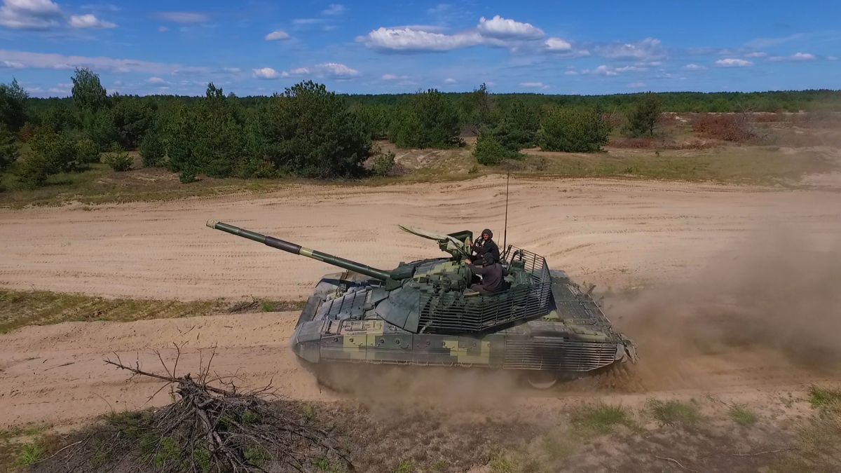 Особое внимание при разработке Т-72АМТ было уделено прицельному комплексу и средствам наблюдения. Фото: 