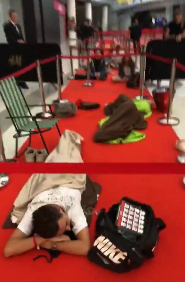 Желающие получить сертификаты от H&M ночевали на красной дорожке перед магазином. Фото: @DashaKolomiec