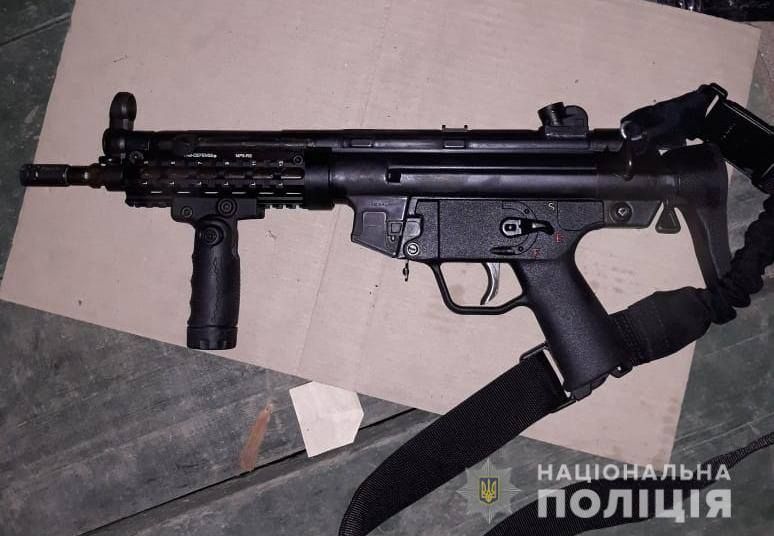 Полицейские обнаружили 2 автомата. Фото: Нацполиция