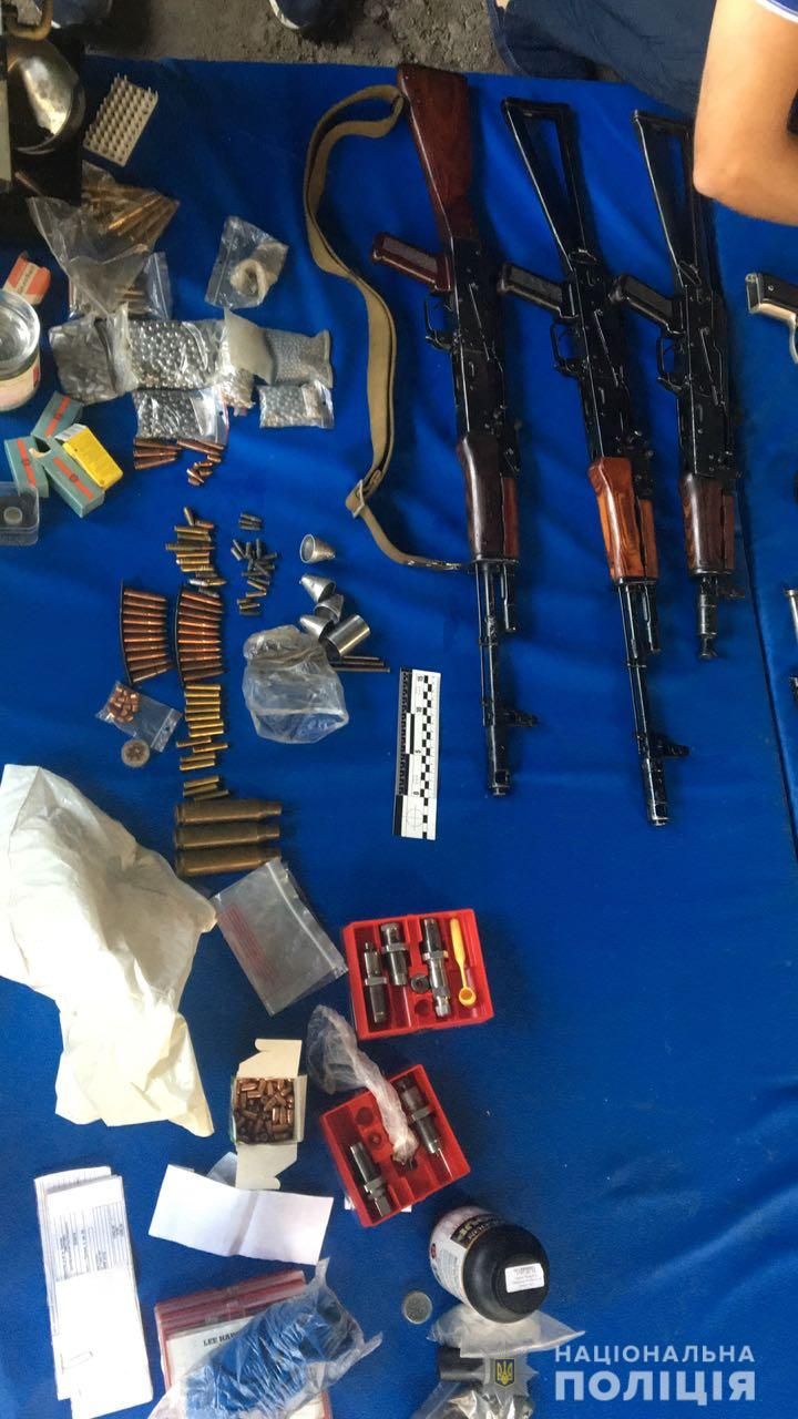 Зброя підозрюваний отримав шляхом крадіжки з інституту і через налагоджений канал. Фото: Нацполиция