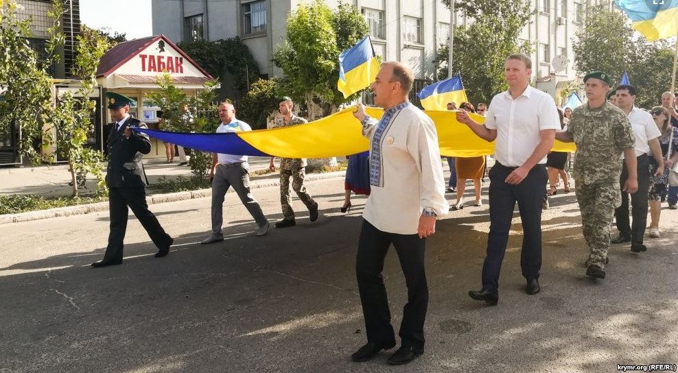 Шествие с флагами в Херсонской области. Фото: Крым.Реалии