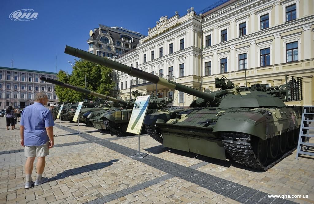 Выставка вооружений на Михайловской площади. Фото: 112 Украина