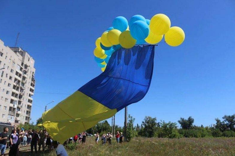 Над донецким аэропортом в небо подняли огромный флаг на воздушных шарах