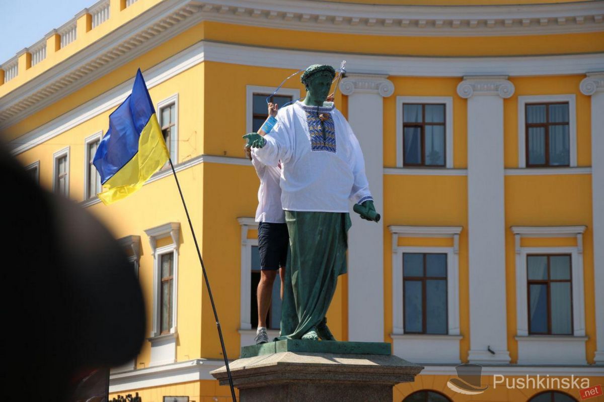 Памятник Дюку де Ришелье нарядили в вышиванку. Фото: pushkinska.net