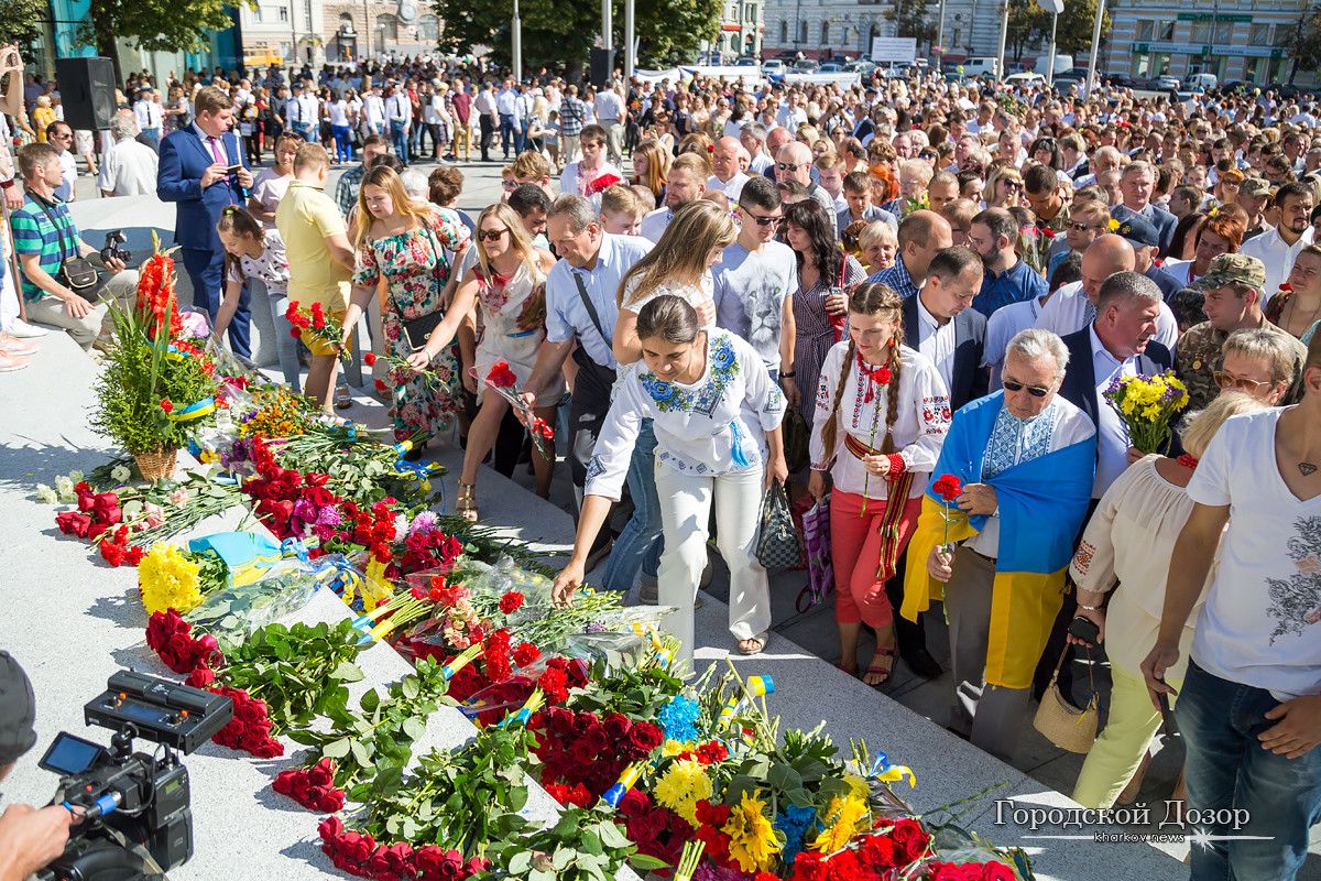 Церемония возложения цветов к монументу Независимости в Харькове. Фото: http://dozor.kharkov.ua