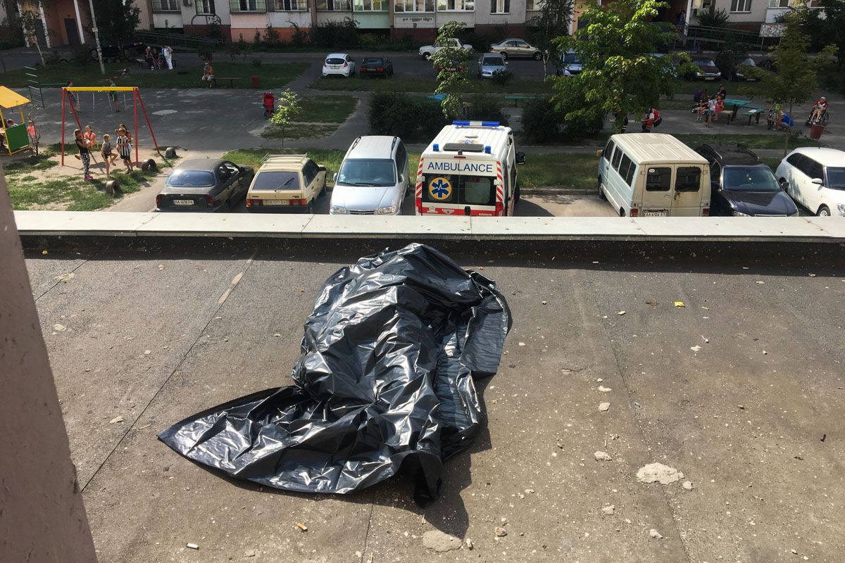 По словам очевидцев, девочка делала селфи на окне подъезда. Фото: 