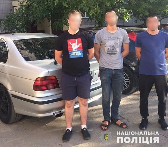 Сообщниками полицейского оказались двое молодых людей. Фото: Нацполиция