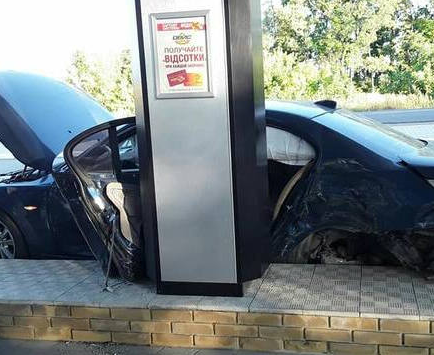 В Харькове водитель сбегая от полиции влетел в заправку. Фото: Вечерний Харьков