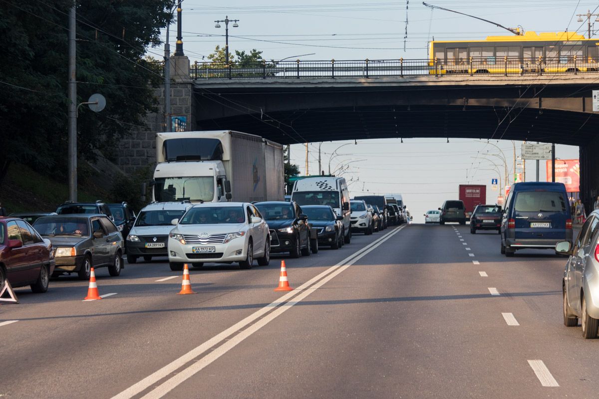 Через аварію утворилася пробка в бік мосту Патона. Фото: 