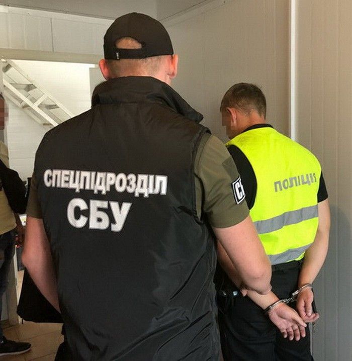 Полицейские требовали от местного жителя шестнадцать тысяч гривен. Фото: пресс-служба СБУ