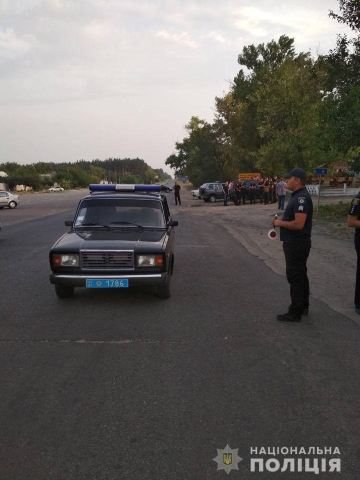 Полиция охраняет общественный порядок на месте пожара. Фото: Нацполиции