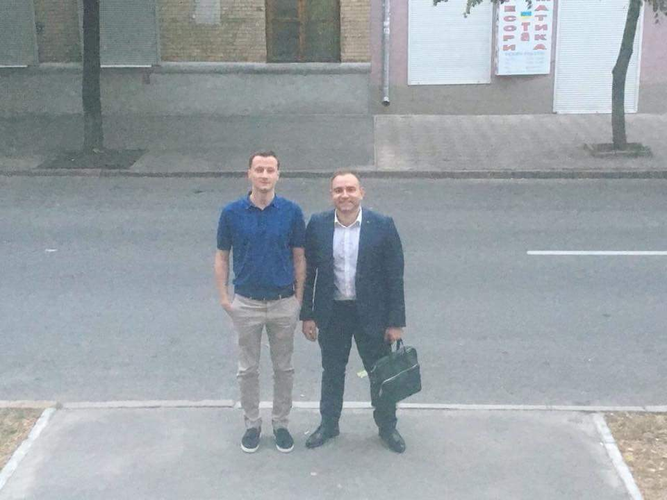 Владимир Литвин со своим адвокатом возле суда. Фото: facebook.com/antac.ua