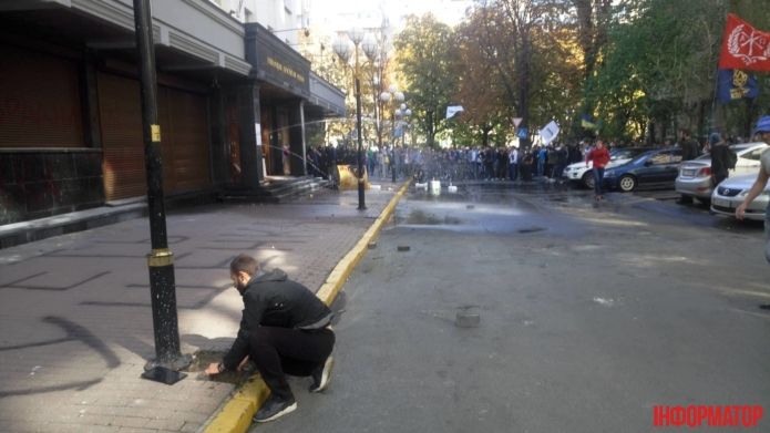 Из здания ГПУ активистов поливали водой. Фото: 