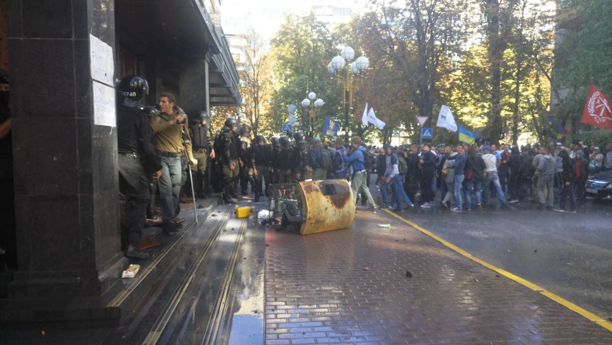 Активисты попали под освежающий душ. Фото: 