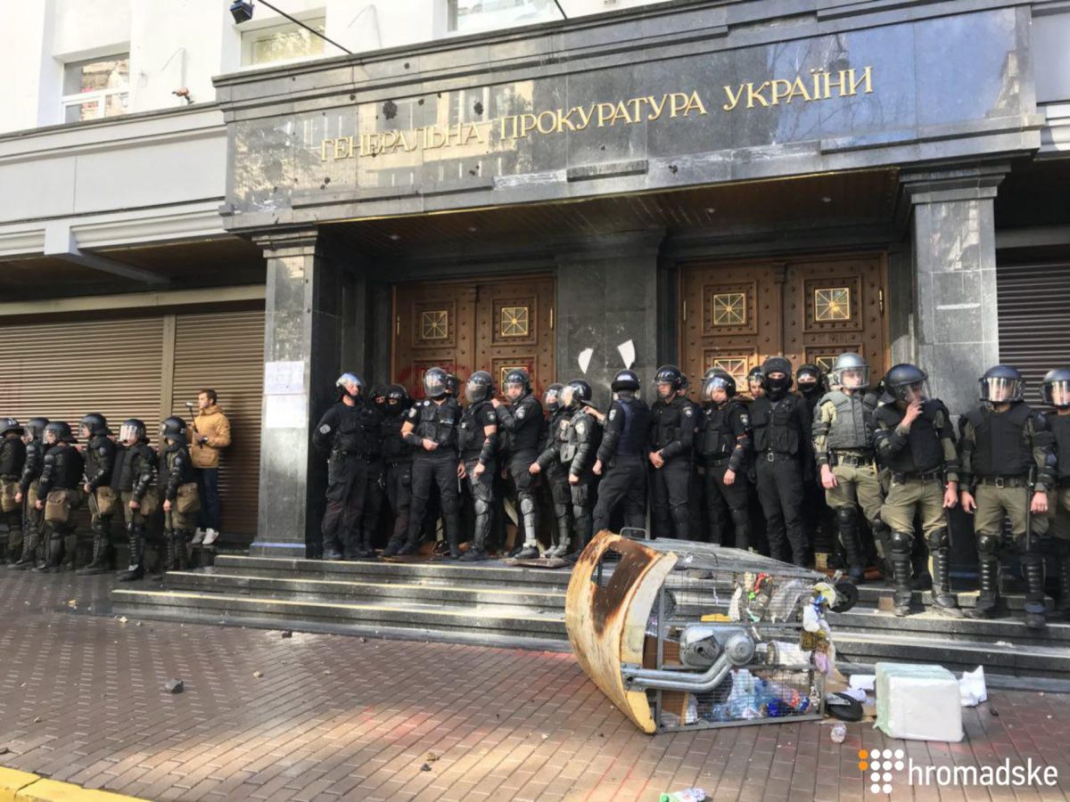 Здание охраняют сотрудники Нацгвардии. Фото: 