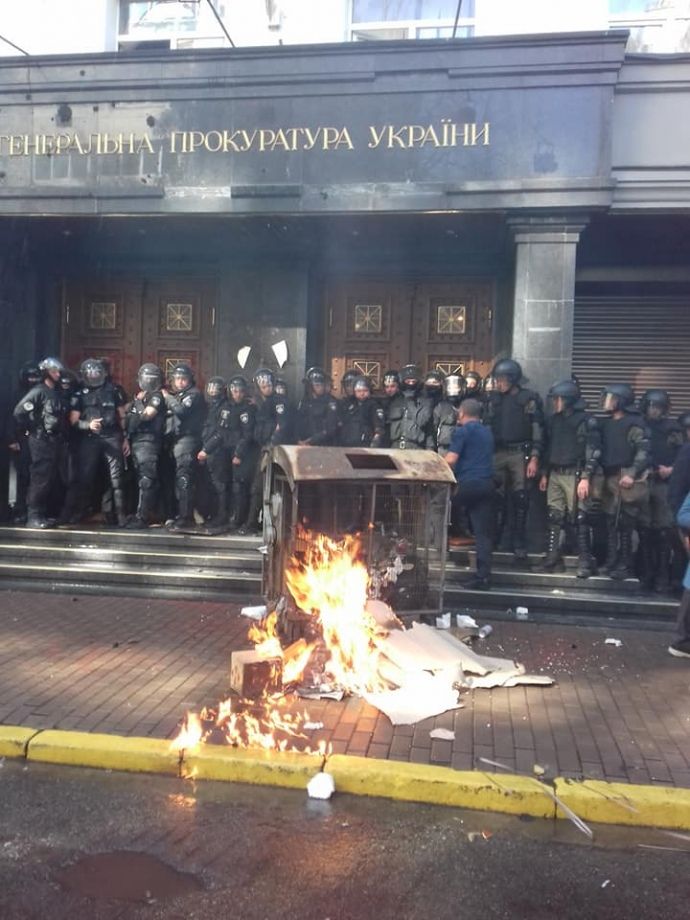 Активисты жгли покрышки у здания ГПУ. Фото: 