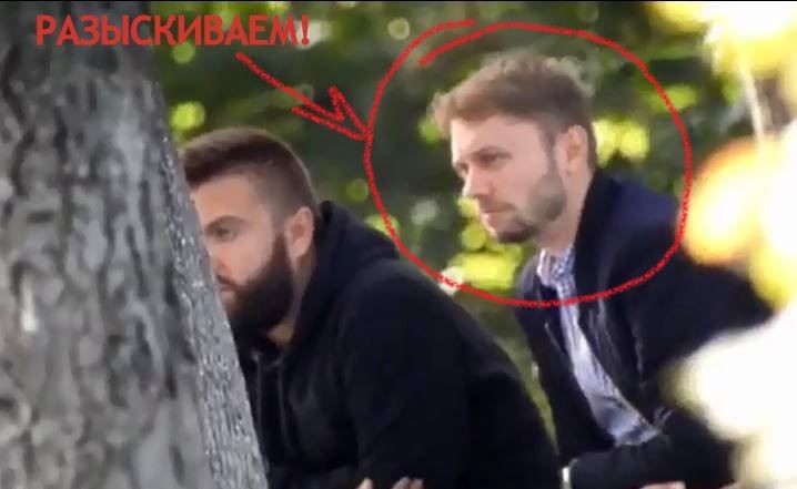 Если вы что-то знаете о человеке на фото (справа) - сообщите в редакцию 