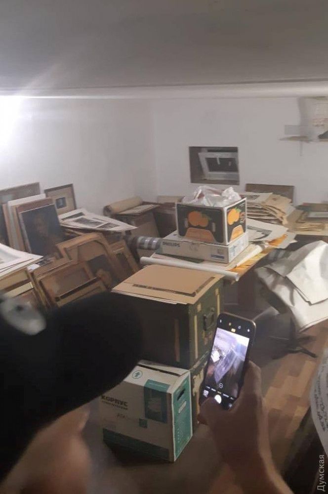 Для старовинних картин було виділено ціле горище. Фото: Думська